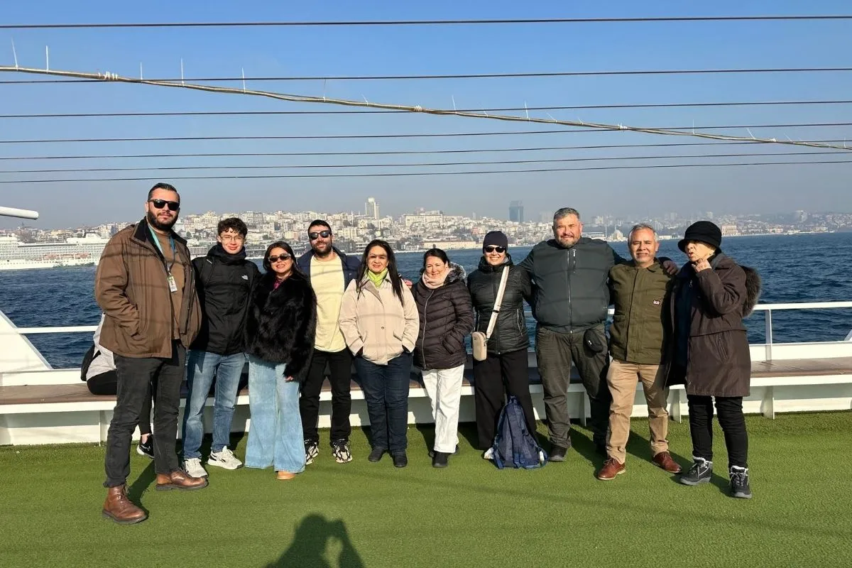 Grupo de viajeros en el Bosforo
